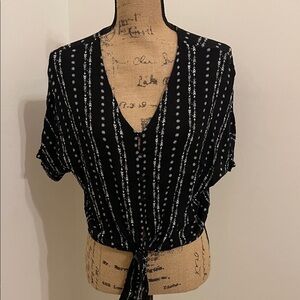 Fashion on Earth Black and White Women's Top, size S